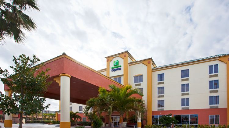 Holiday Inn Express & Suites Cocoa Beach Exterior