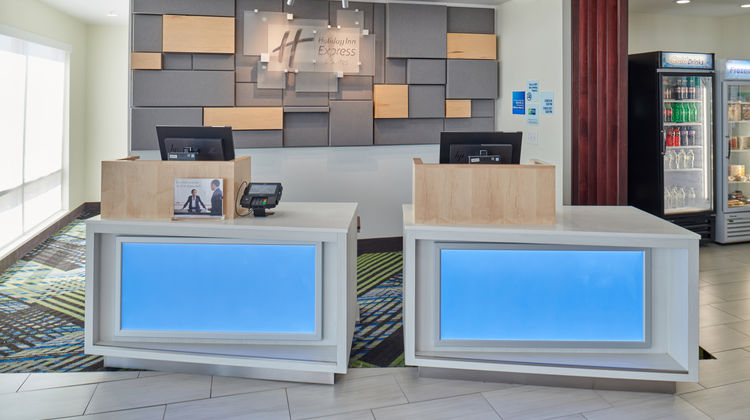 Holiday Inn Express & Suites Loop 375 Lobby