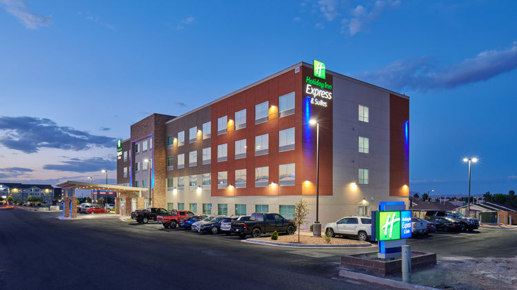 Holiday Inn Express & Suites Loop 375 Exterior