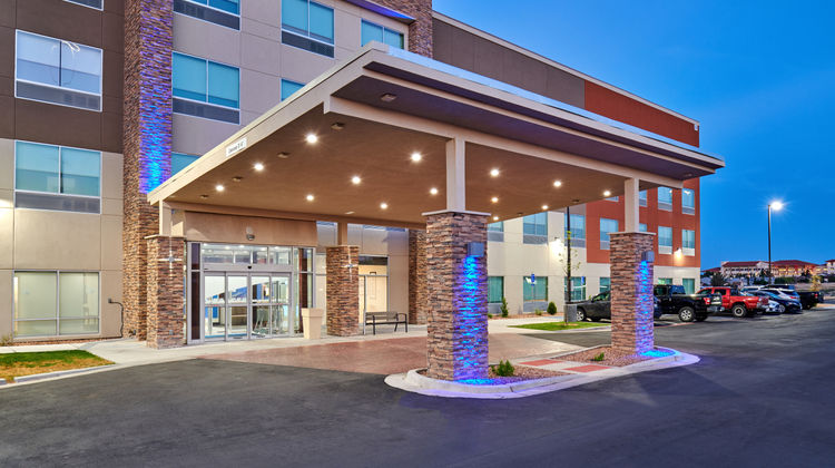 Holiday Inn Express & Suites Loop 375 Exterior