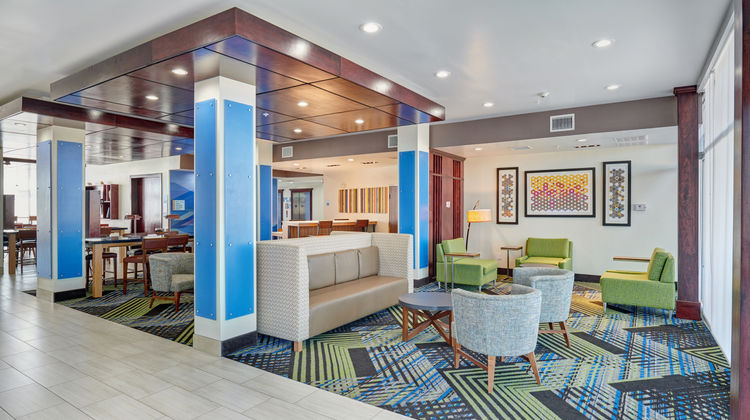 Holiday Inn Express & Suites Loop 375 Lobby