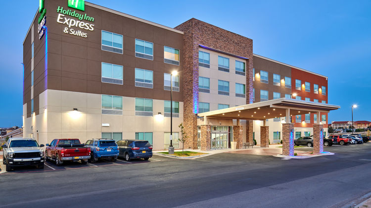 Holiday Inn Express & Suites Loop 375 Exterior