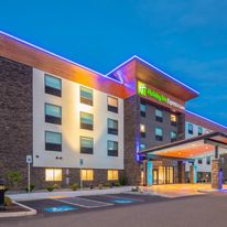 Holiday Inn Express & Suites Camas
