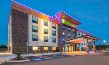 Holiday Inn Express & Suites Camas