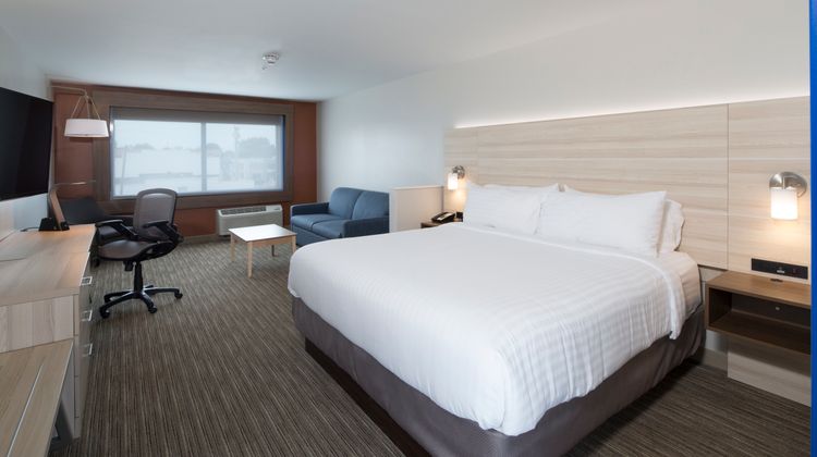 Holiday Inn Express & Suites Auburn Suite