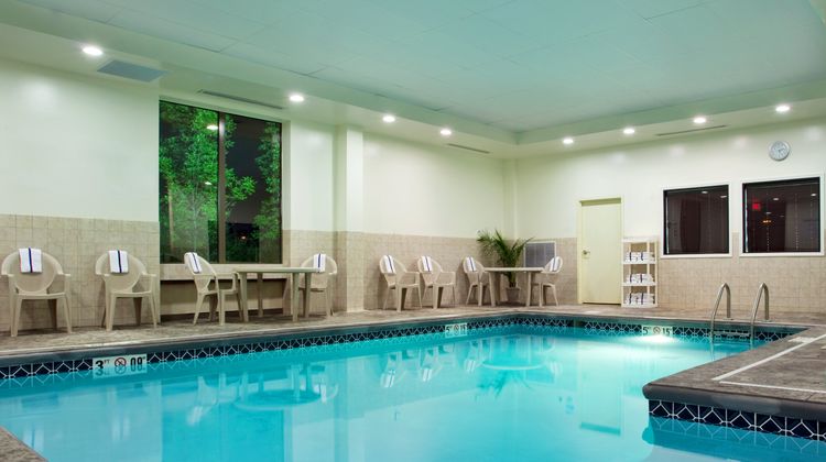 Holiday Inn Express/Stes Akron Reg Arpt Pool