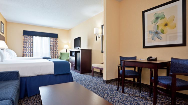 Holiday Inn Express/Stes Akron Reg Arpt Suite