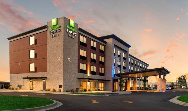 Holiday Inn Express & Suites Racine Exterior