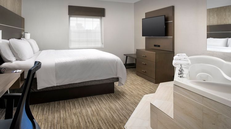 Holiday Inn Express Hotel & Suites Suite
