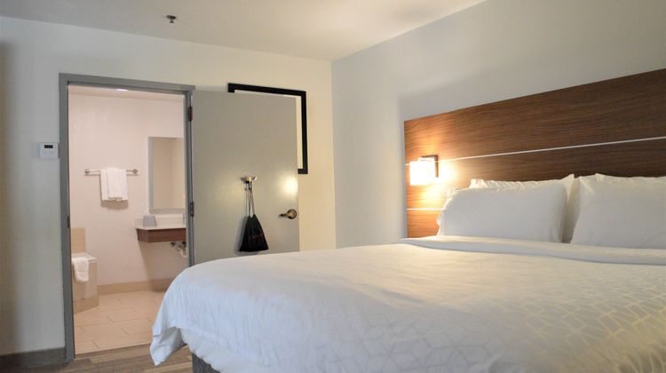 Holiday Inn Express & Suites Batesville Suite