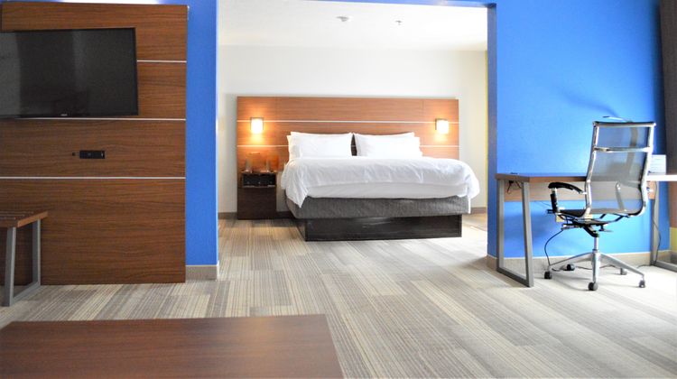 Holiday Inn Express & Suites Batesville Suite