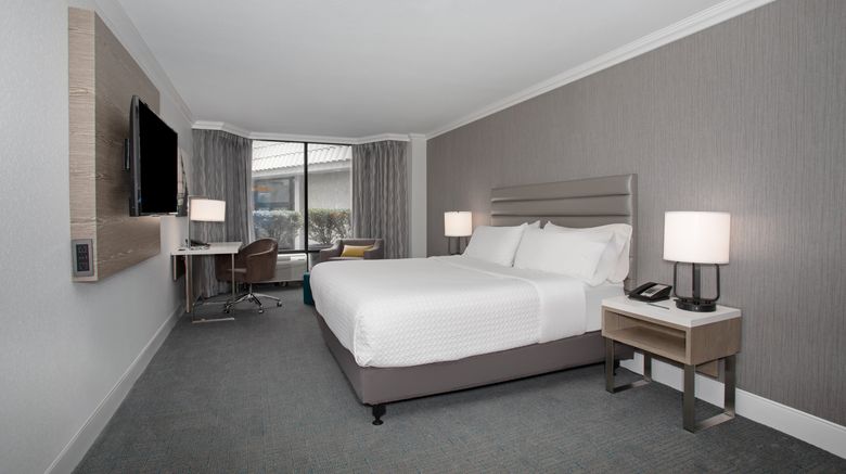 <b>Crowne Plaza Costa Mesa Room</b>. Images powered by <a href="https://www.leonardoworldwide.com/" title="Leonardo Worldwide" target="_blank">Leonardo</a>.