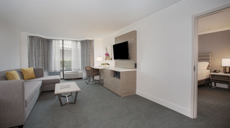 Crowne Plaza Costa Mesa Suite