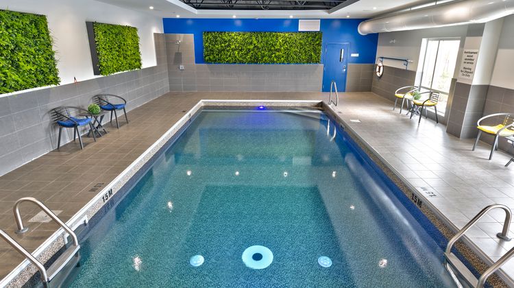 Holiday Inn Express & Suites Vaudreuil Pool