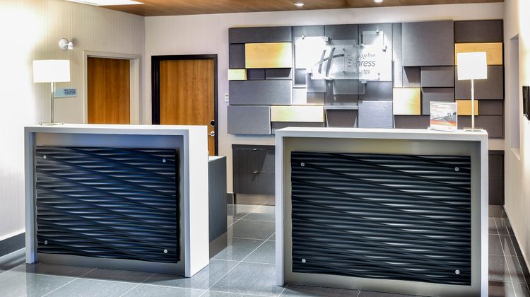 Holiday Inn Express & Suites Vaudreuil Lobby