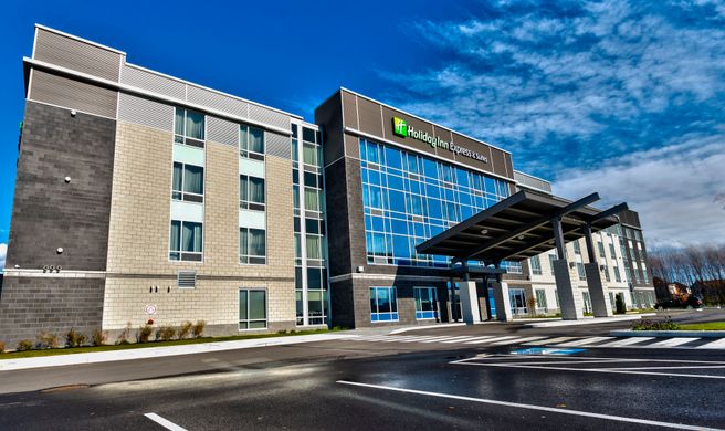 Holiday Inn Express & Suites Vaudreuil Exterior