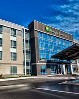 Holiday Inn Express & Suites Vaudreuil