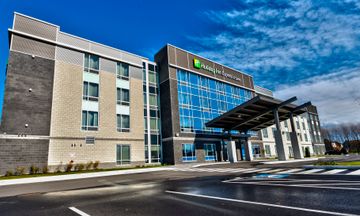Holiday Inn Express & Suites Vaudreuil