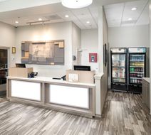 Holiday Inn Express & Suites Airport Lobby