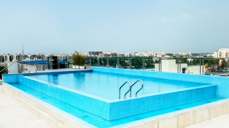 Holiday Inn Kolkata Airport Pool