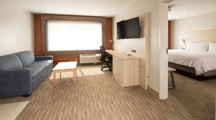 Holiday Inn Express & Suites Portage Suite