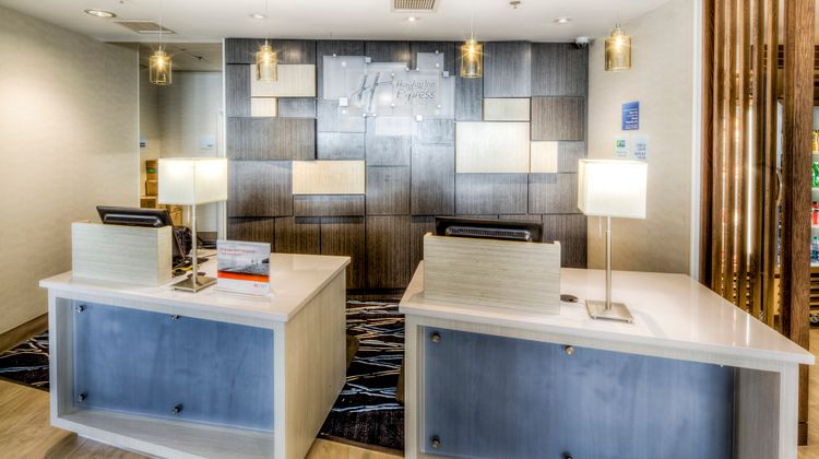 Holiday Inn Express & Suites Cleveland W Lobby