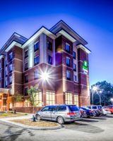Holiday Inn Express & Suites Cleveland W
