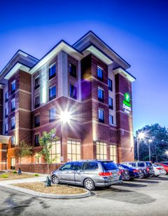Holiday Inn Express & Suites Cleveland W