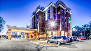 Holiday Inn Express & Suites Cleveland W