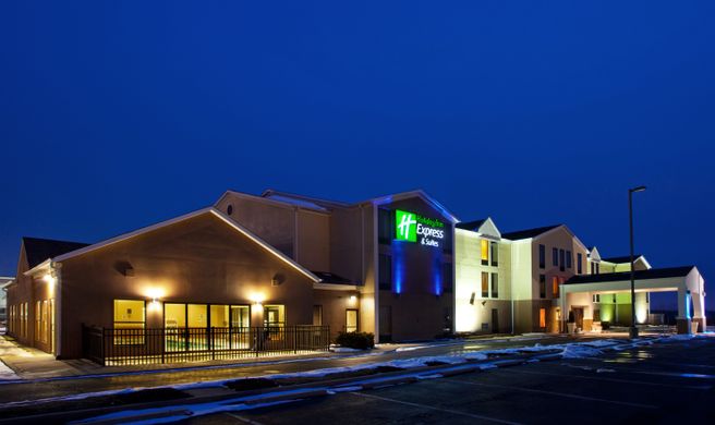 Holiday Inn Express & Suites Cleveland Exterior