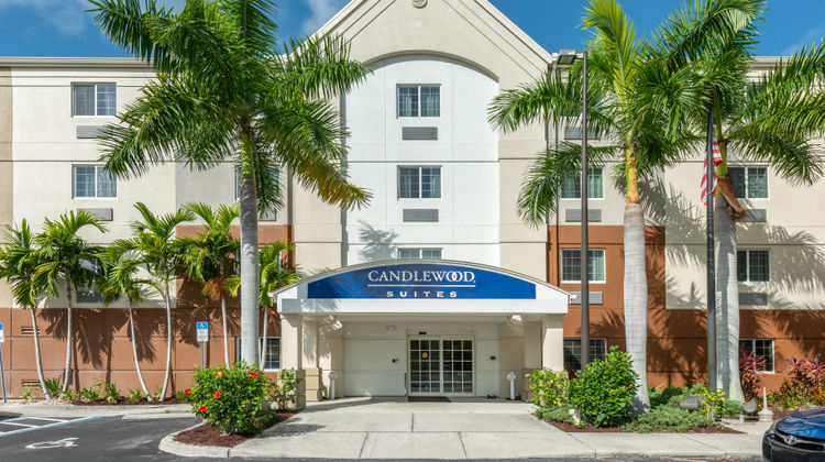 Candlewood Suites Fort Myers-Sanibel Gat Exterior