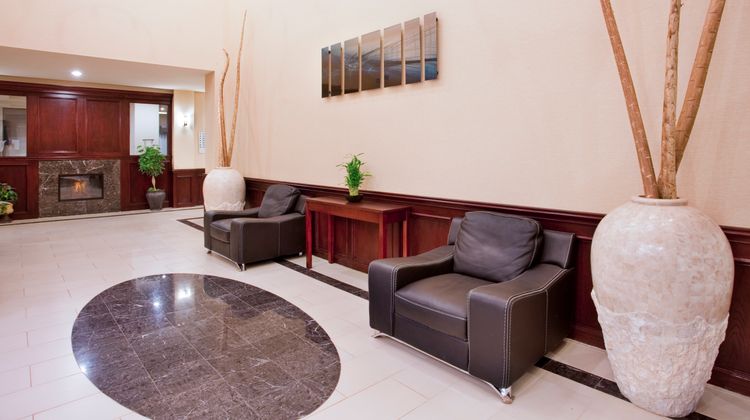 Holiday Inn Express & Suites North Lobby