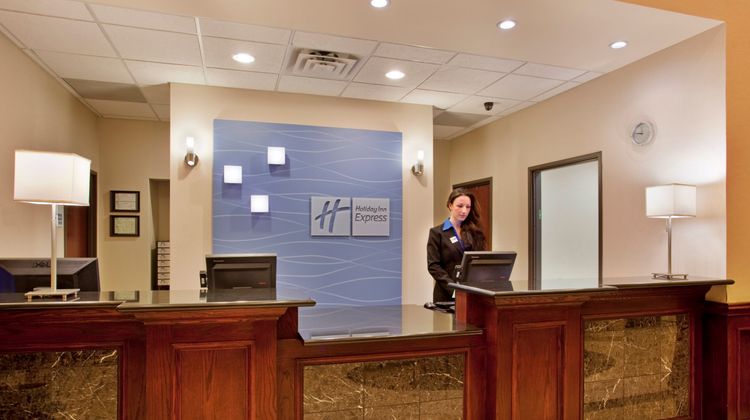 Holiday Inn Express & Suites North Lobby