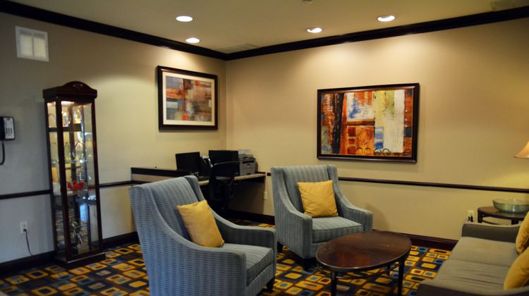 Holiday Inn Express/Suites Youngstown W Lobby