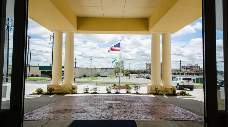 Holiday Inn Express & Sts Temple Med Ctr Exterior