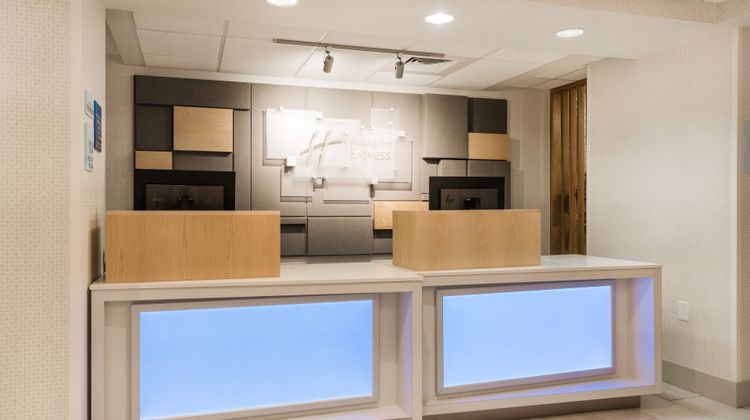 Holiday Inn Express Lorton Lobby