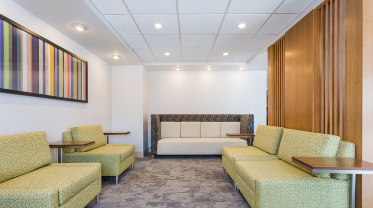 Holiday Inn Express Lorton Lobby