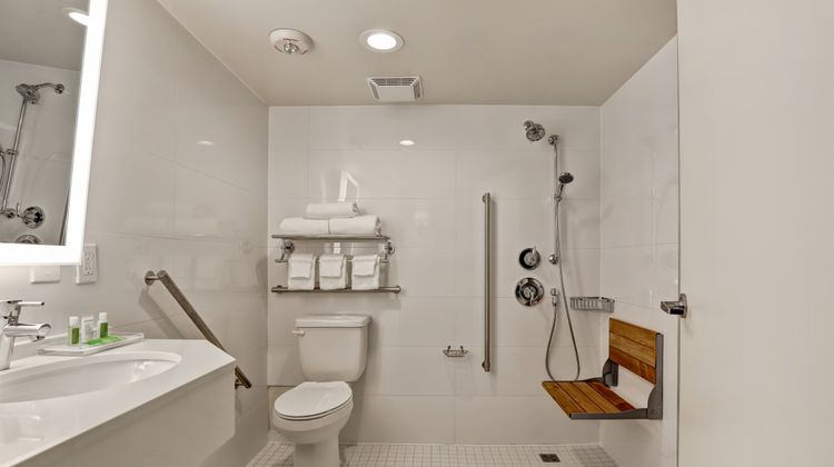 Holiday Inn Downtown Parliament Hill Room