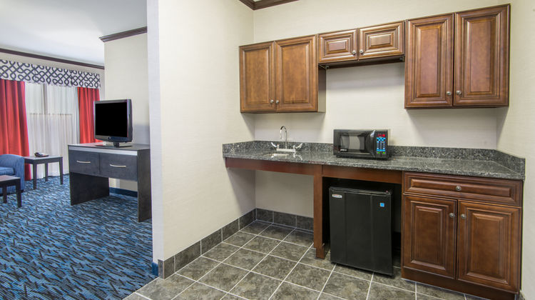 Holiday Inn Express Brook Park Suite