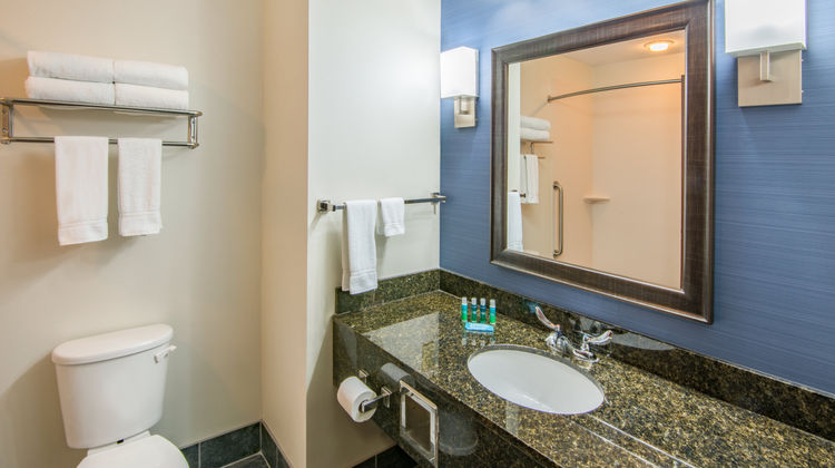 Holiday Inn Express Brook Park Room