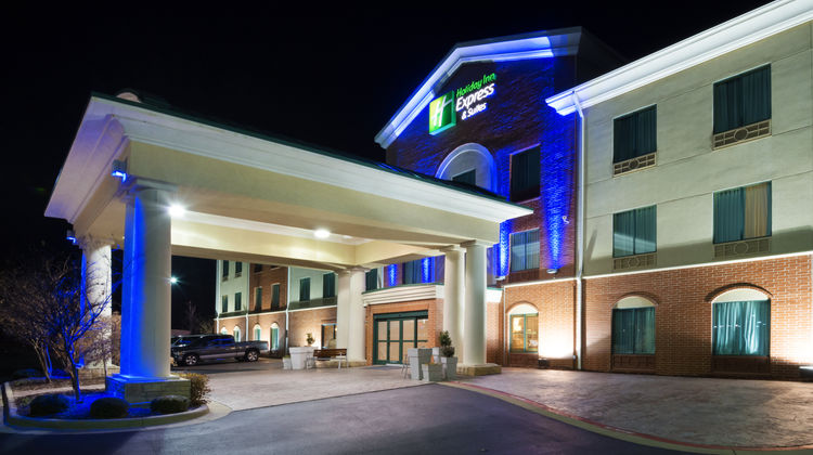 Holiday Inn Express Hotel & Suites Exterior