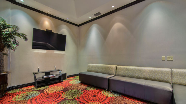 Holiday Inn Arlington-Northeast Lobby