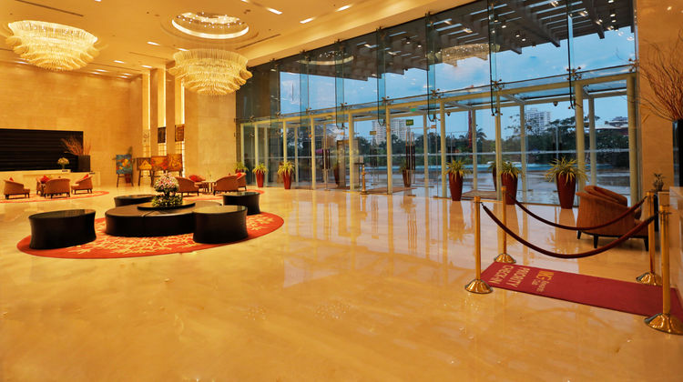 Crowne Plaza Kochi Exterior