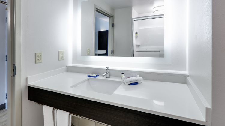 Holiday Inn Express & Suites Dublin Room