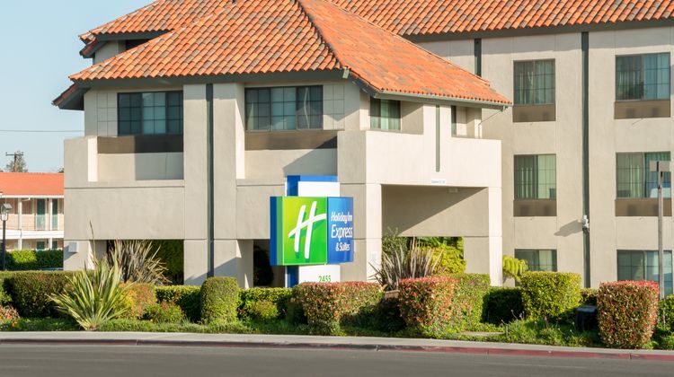 Holiday Inn Express Hotel & Suites Exterior