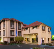 Holiday Inn Express Hotel & Suites Exterior