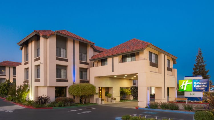Holiday Inn Express Hotel & Suites Exterior