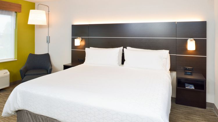 Holiday Inn Express Wixom Room