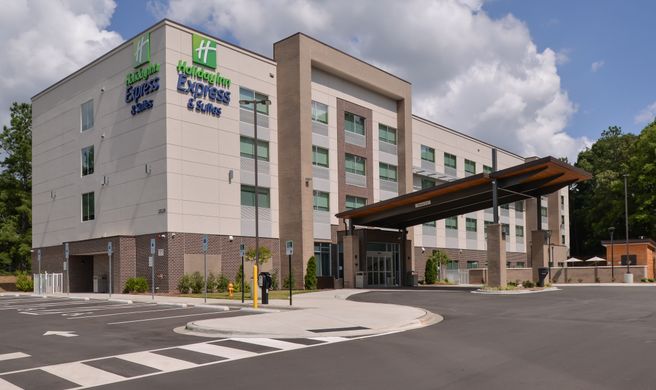 Holiday Inn Express & Suites Charlotte Exterior