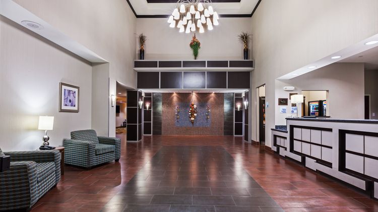 Holiday Inn Express Cleveland Lobby